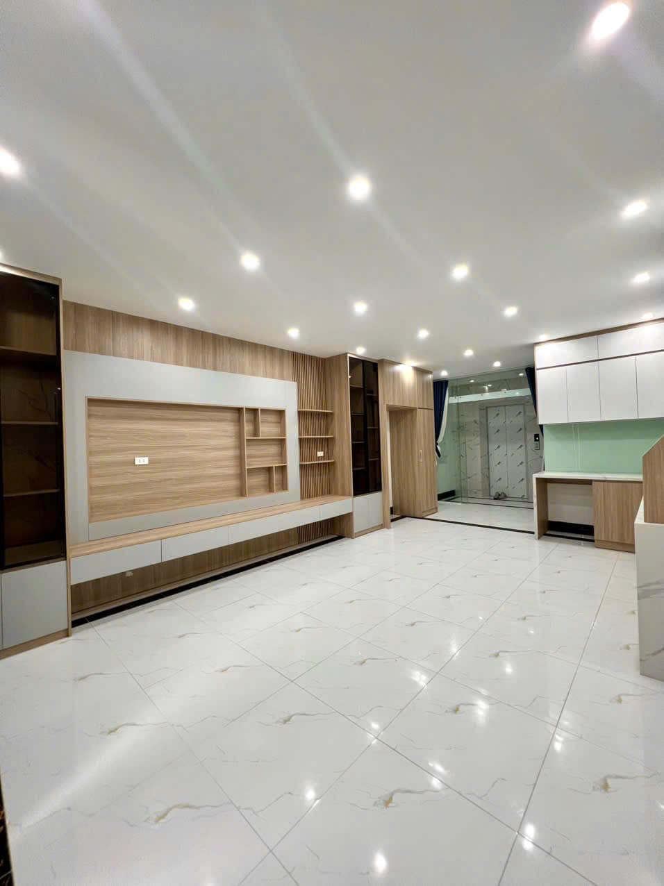 BÁN NHÀ ĐẸP PHÙNG CHÍ KIÊN, HOÀNG QUỐC VIỆT - 54M² x 6T THANG MÁY - GARA Ô TÔ - 15.8 TỶ - Ảnh 3