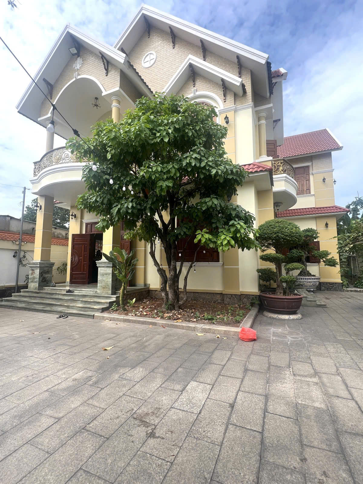 Bán BIỆT THỰ 555m2 Đông Hòa, FULL nội thất Gỗ quý hiếm,cực kì mát - Ảnh chính