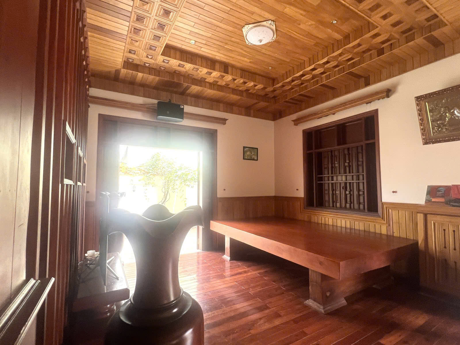 Bán BIỆT THỰ 555m2 Đông Hòa, FULL nội thất Gỗ quý hiếm,cực kì mát - Ảnh 1