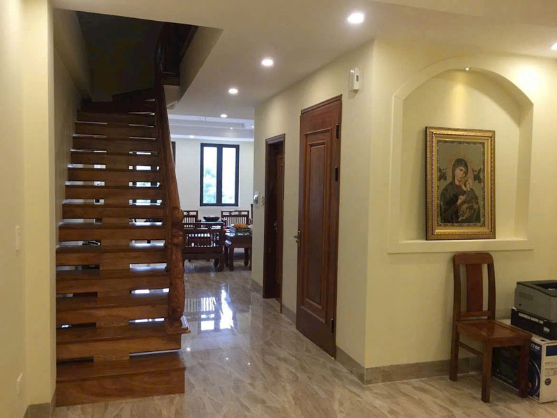 Cần bán 60m2 nhà 6 tầng mặt phố Phạm Khắc Quảng, Giang Biên. Đường rộng 25m, nhà toàn đồ gỗ - Ảnh 1