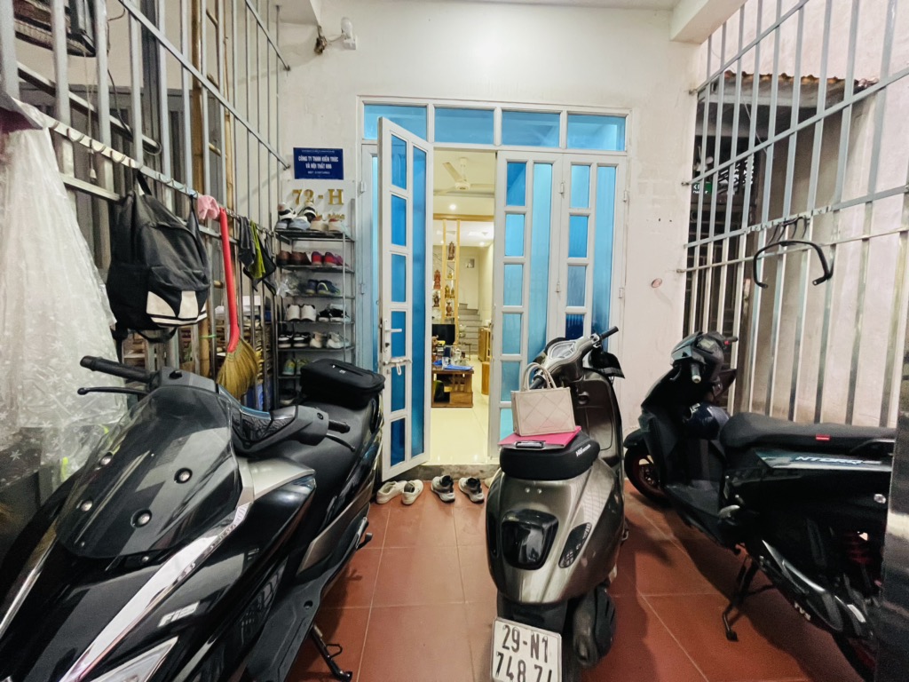 Nhà xây khung cột chắc chắn, lên thêm tầng thoải mái.<br>Nhà lô góc thoáng sáng, cách oto 80m. - Ảnh 1
