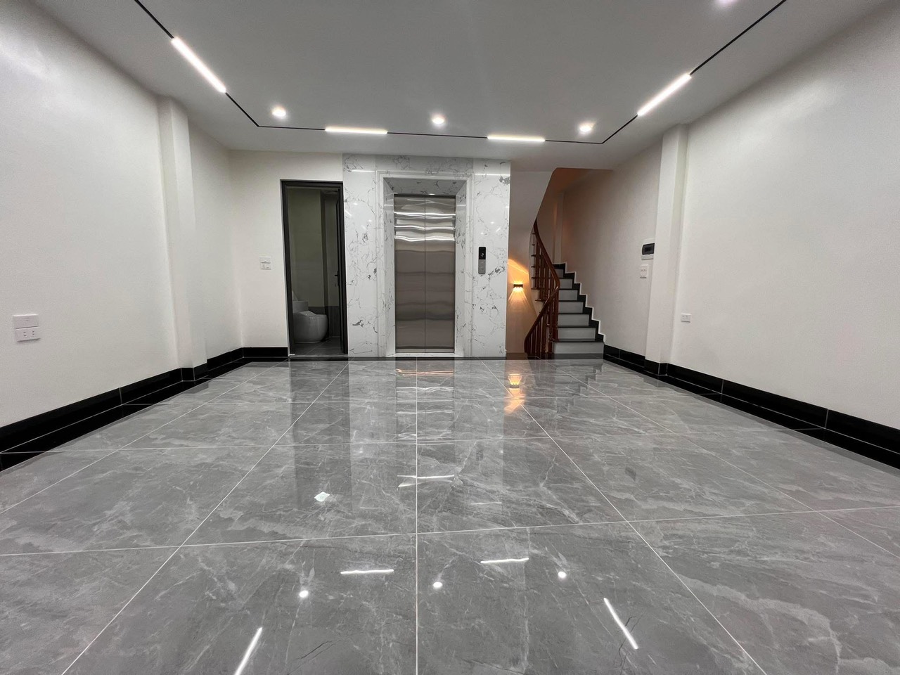 MẶT NGÕ NGUYỄN ĐỨC CẢNH - 6 TẦNG THANG MÁY - NGÕ THÔNG ÔTÔ NGỦ TRONG NHÀ - GIÁ 20 TỶ - Ảnh 2