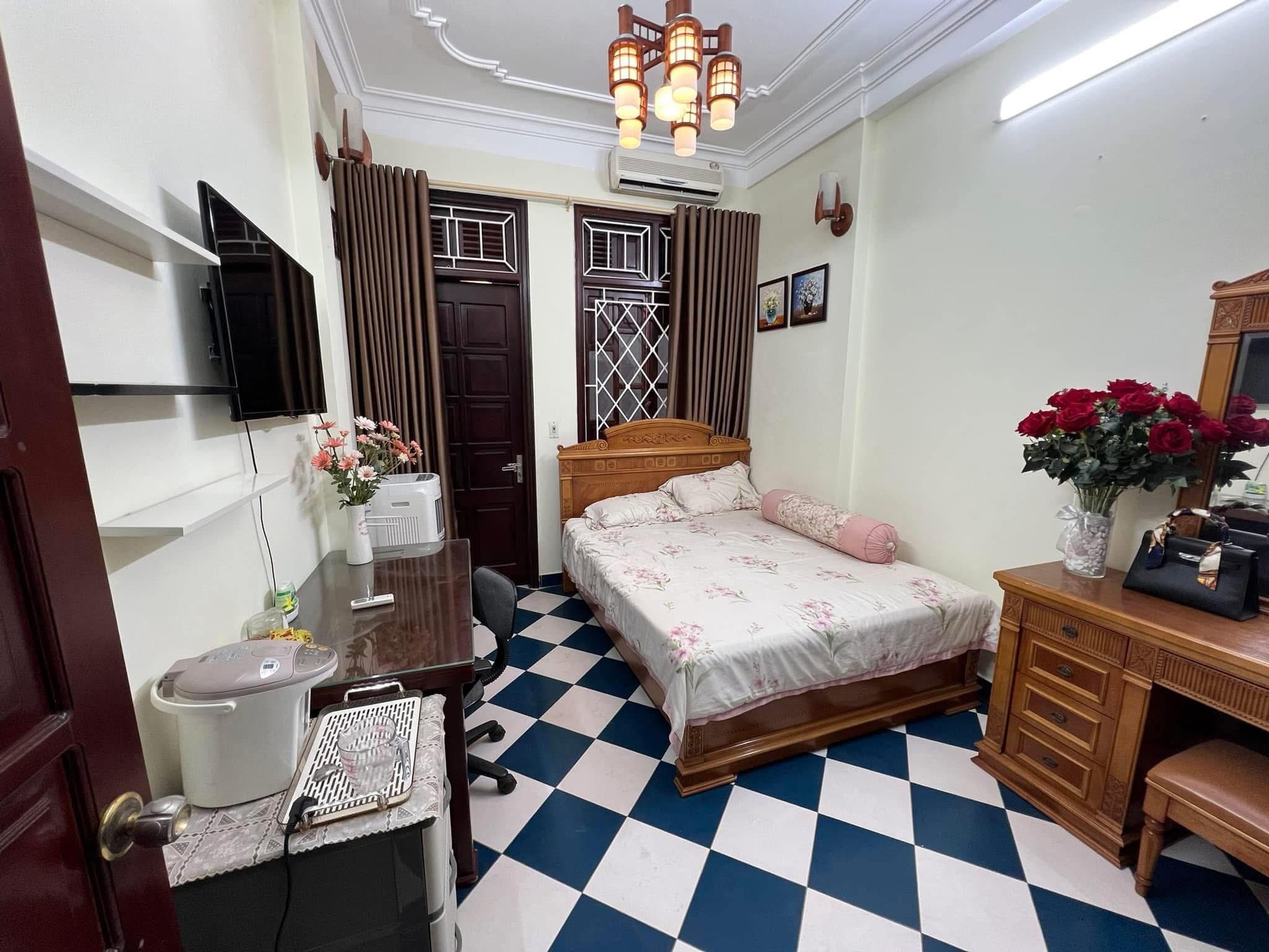 Cho thuê nhà riêng ngõ Phương Mai - Đống Đa 40m x 5T giá 15tr, ngõ ô tô, đầy đủ nội thất - Ảnh 1