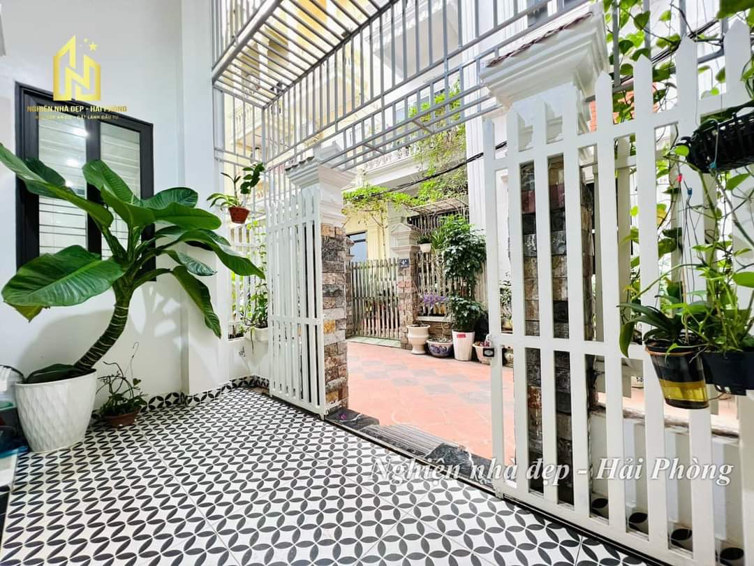 Nhà Chợ Hàng Cũ vị trí cực nông, 48m 3 tầng, sân cổng riêng, Giá 3.45 tỉ - Ảnh 1