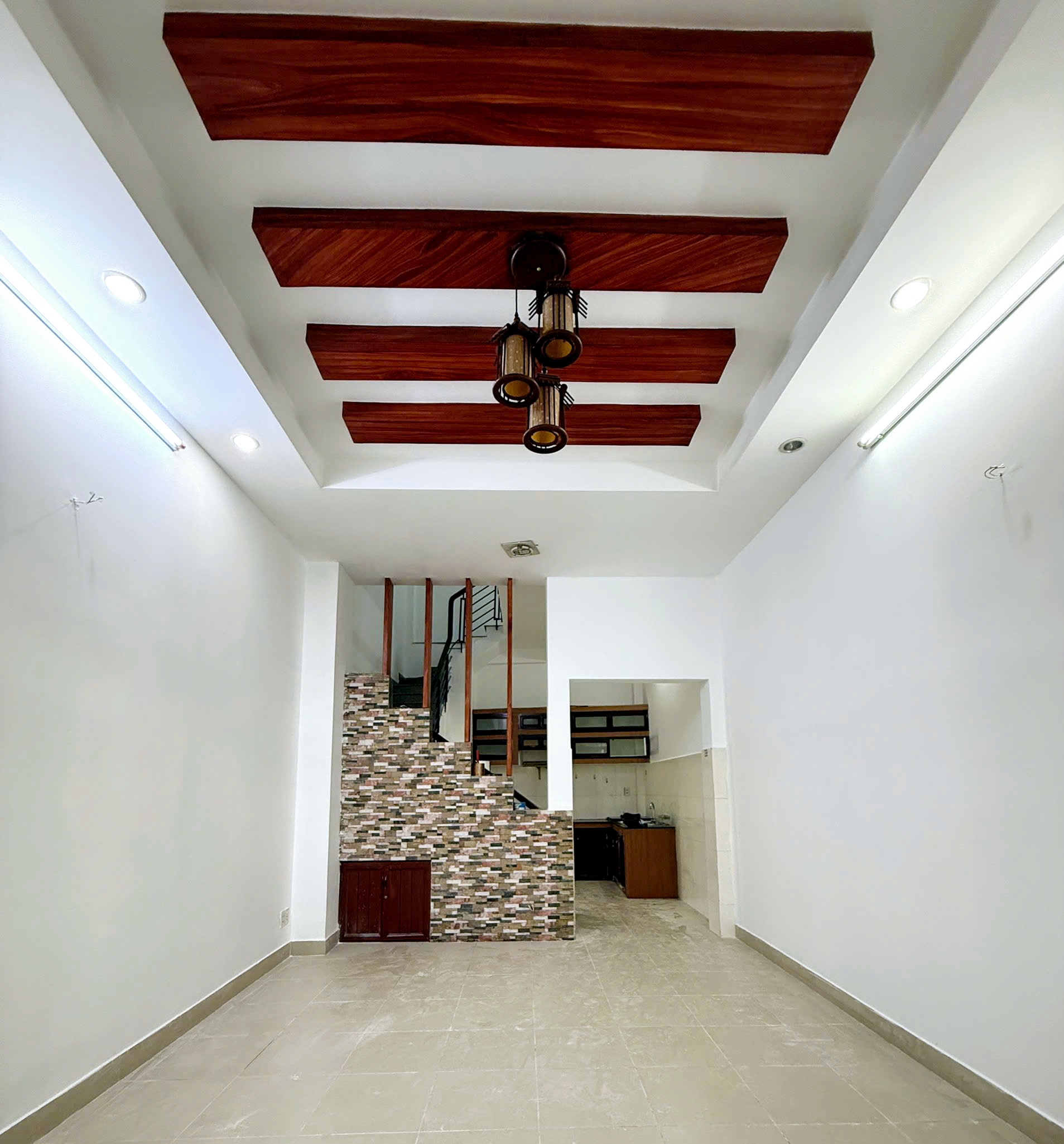 5.8 tỷ thương lượng 3.9x10m, 3 tầng, hẻm Ni Sư Huỳnh Liên, P10 - Ảnh 1