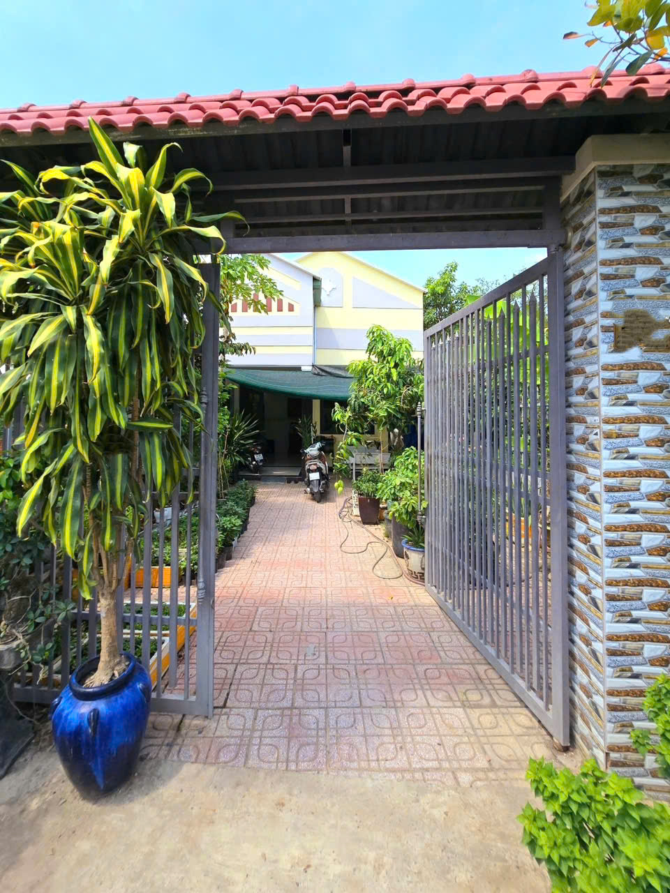 Kinh Khủng Khiếp, Nhà Dt 200m2, ngang 6, Mặt Tiền, Quận 9, Giá chỉ 2.95ty - Ảnh chính