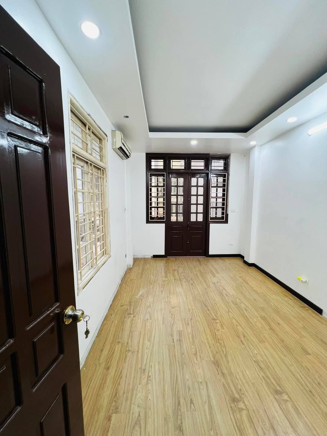 Bán nhà đẹp phố Lạc Long Quân 40m2 5tầng mặt tiền 4.3m hơn 6 tỷ Cầu Giấy - Ảnh 2