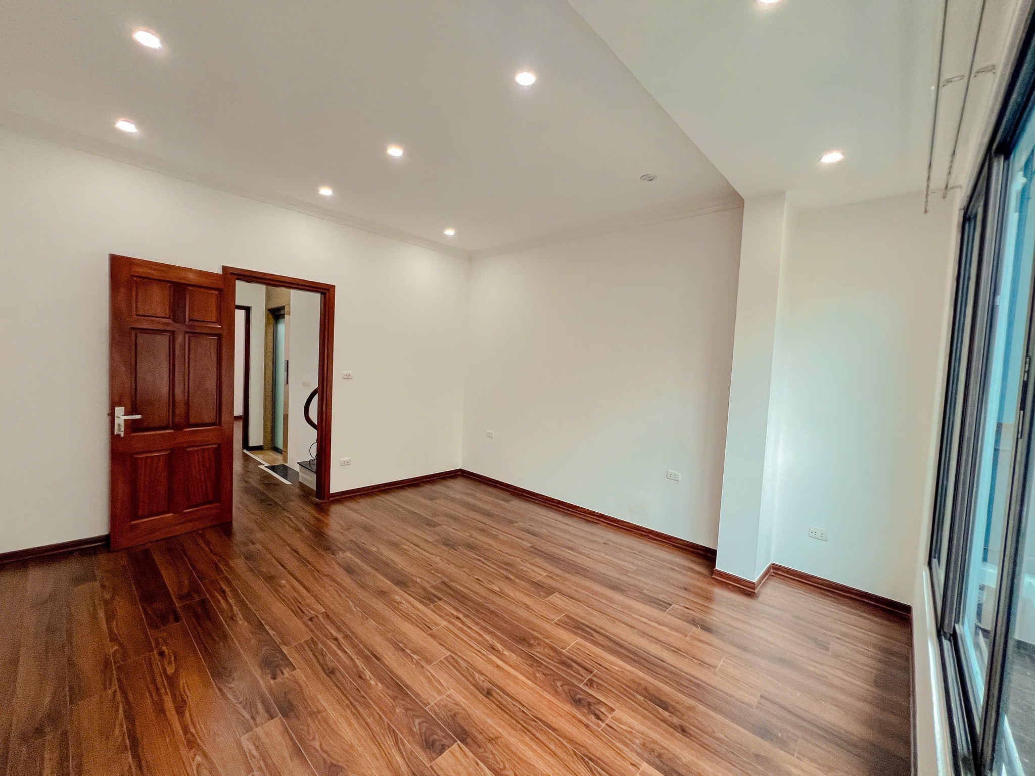 Bán nhà phố Lê Trọng Tấn 55m2, 5T thang máy, mặt tiền 4.7m Gara ô tô tránh cực đẹp - Ảnh 1