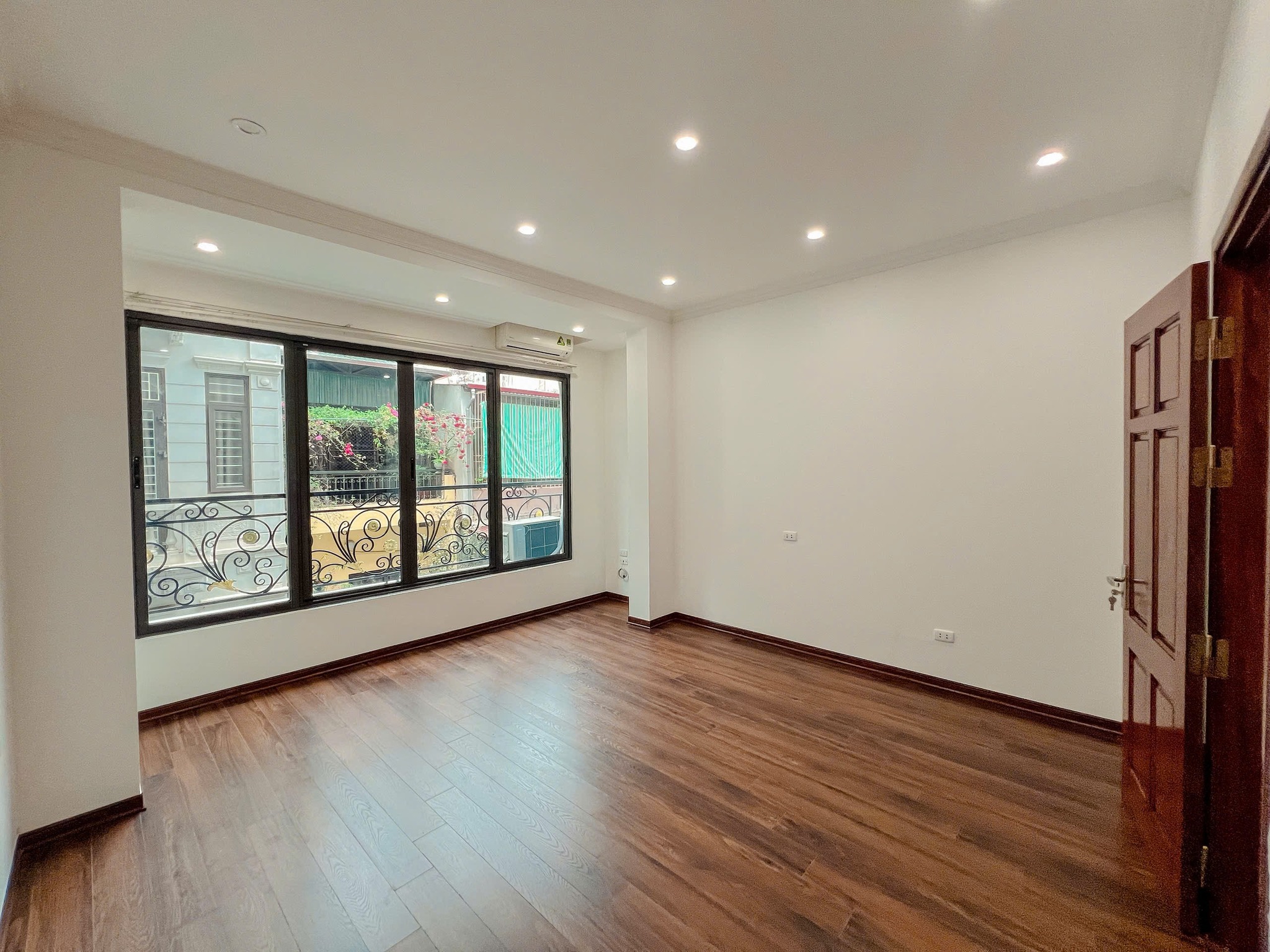 Bán nhà phố Lê Trọng Tấn 55m2, 5T thang máy, mặt tiền 4.7m Gara ô tô tránh cực đẹp - Ảnh chính