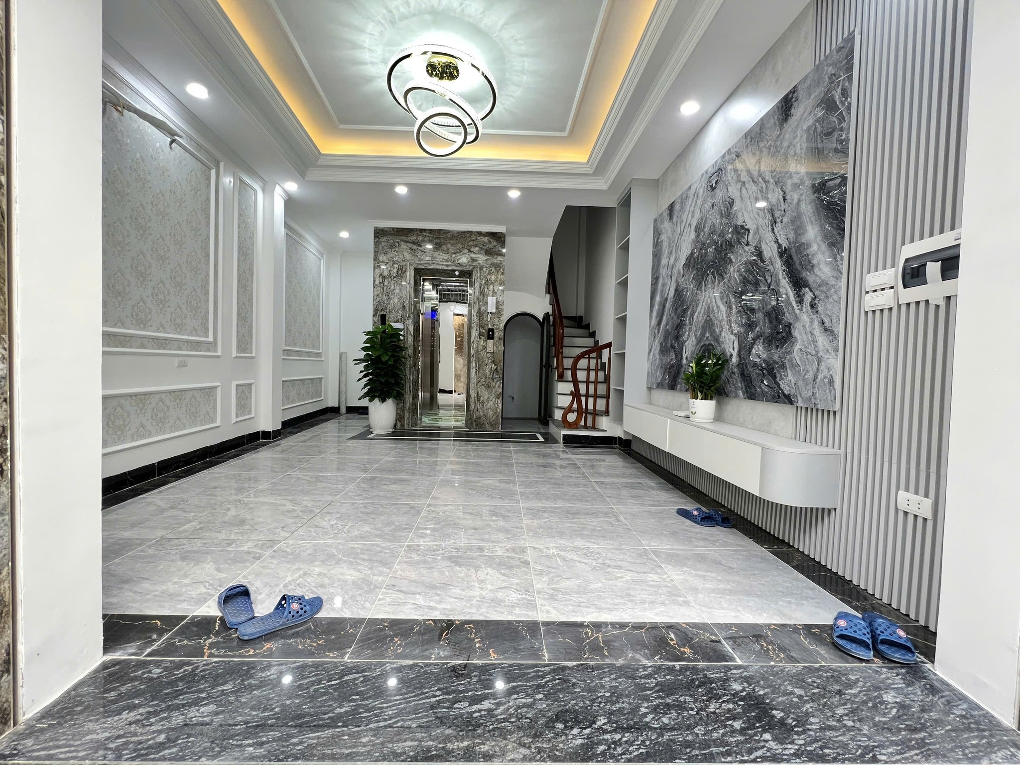 BÁN NHÀ PHỐ TRUNG KÍNH CẦU GIẤY - SIÊU PHẨM PHÂN LÔ - Ô TÔ TRÁNH - 2 MẶT THOÁNG TRƯỚC SAU - TẶNG - Ảnh 2