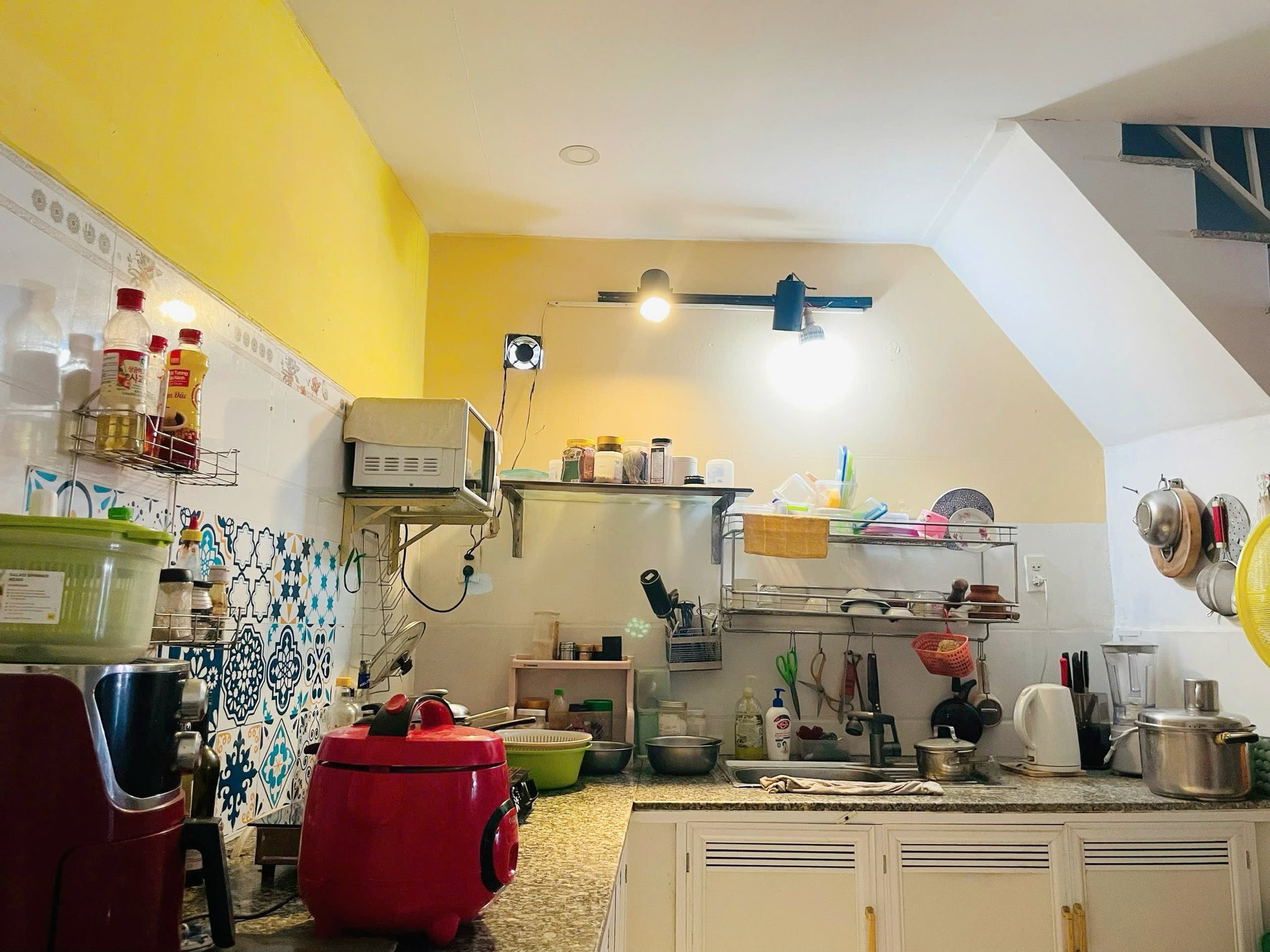 BÁN NHÀ 2 TẦNG HẺM Ô TÔ GẦN NHÀ HÀNG ĐỒNG XANH VĨNH NGỌC - Ảnh 1