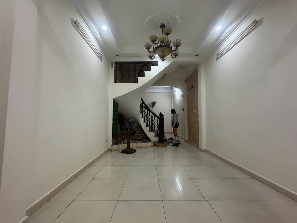 Siêu phẩm Nguyễn Chí Thanh 39m2, 4PN, mặt tiền 3,7m, ngõ thông ô bàn cờ oto tránh cực hot - Ảnh chính