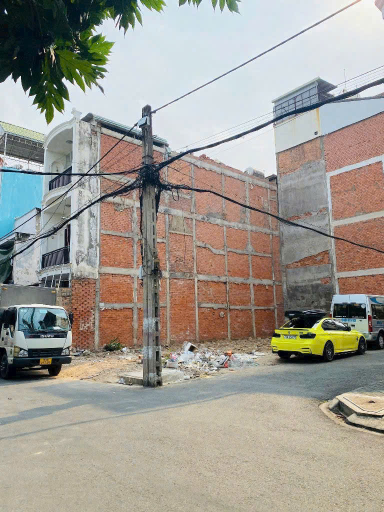 Bán nhà nát góc 2MT  đường dt: 8,1mx17m. <br>Điạ chỉ 26/ đường Nguyễn Minh Hoàng, khu K300, Giá 30.850 - Ảnh chính