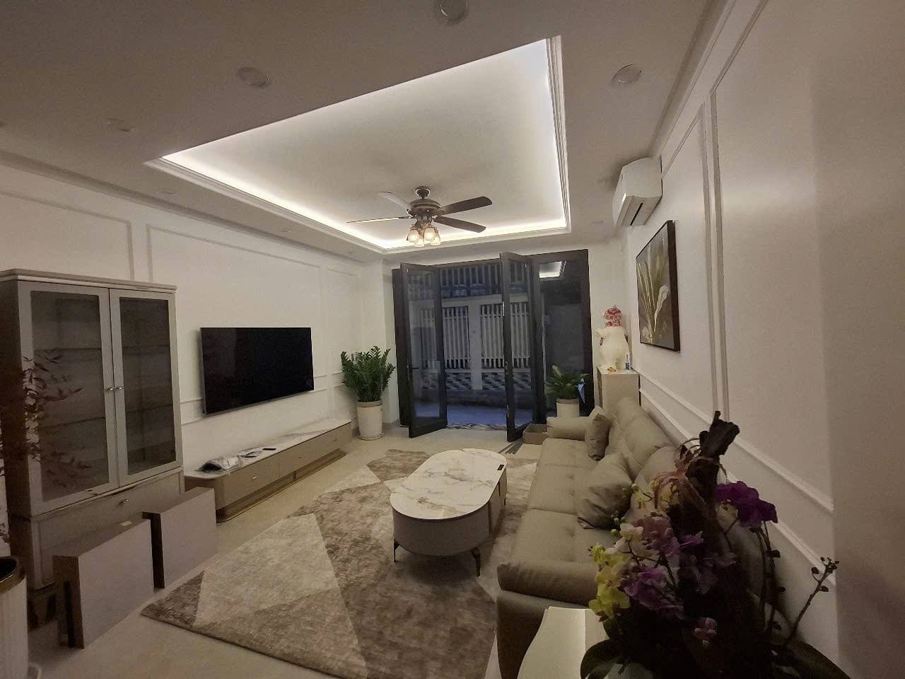 Bán nhà phố Hoàng Cầu, Đống Đa 45m2, 5T, MT4.3m chỉ 1 nhà ra phố sát Hồ Hoàng Cầu - Ảnh chính
