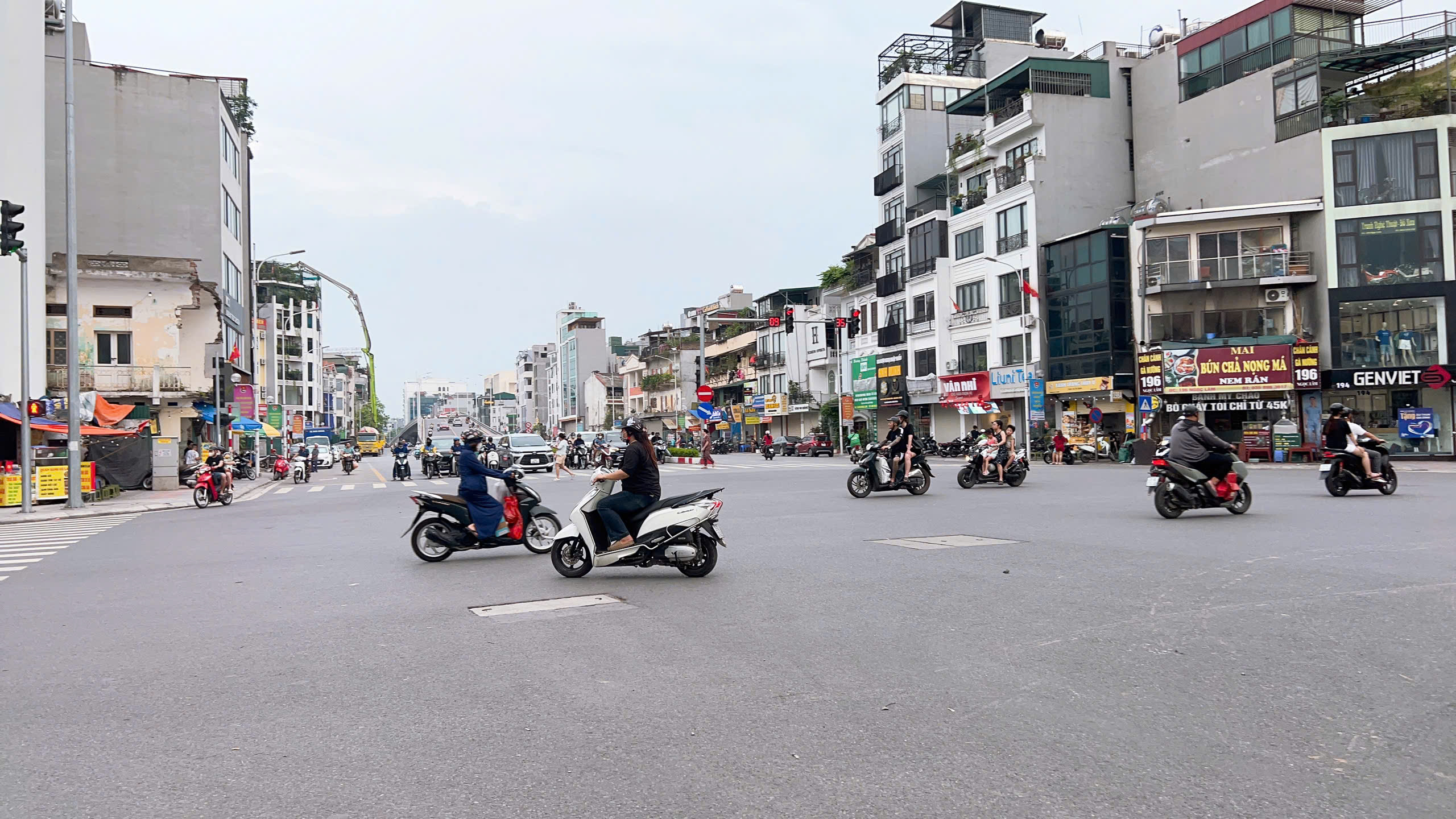 NHÀ MẶT PHỐ CỔ NGỌC LÂM 175M, 6T, MT7.5M, THANG MÁY, VỈA HÈ RỘNG, KD BẤT CHẤP, DÒNG TIỀN. - Ảnh 1