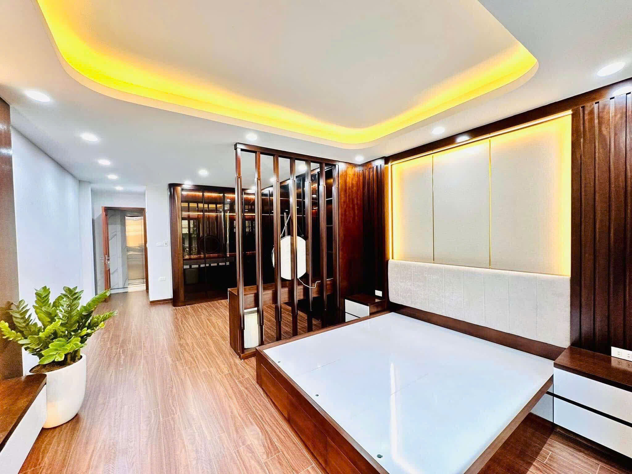 Chủ cần bán gấp, nhà Nguyễn Văn Cừ, 72m, khu phân lô, kinh doanh, hơn 10 tỷ. - Ảnh chính