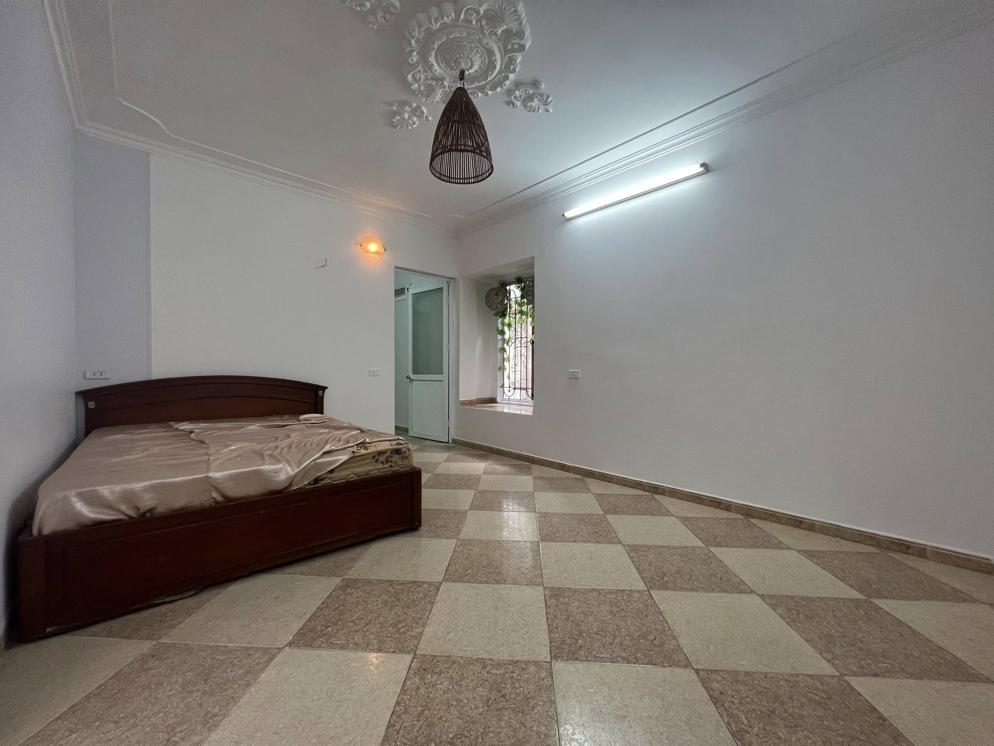 BÁN CĂN HỘ TẬP THỂ PHỐ HOÀNG NGỌC PHÁCH, ĐỐNG ĐA, DTSD 75M2, 3PN, NHÀ ĐẸP RỘNG THOÁNG, TRUNG TÂM - - Ảnh 3