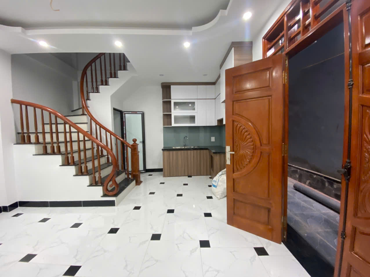 Giảm giá! Nhà xây 5 tầng 30m2, tại Vân Canh, cách 2 nhà ra đường ô tô tránh, giá 5.25 tỷ - Ảnh 1