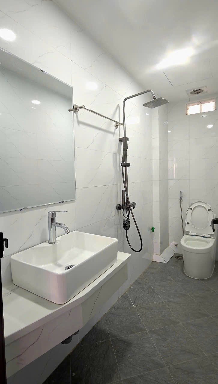 VIP nhà đẹp ngõ Giáp Bát, giá 8.6 tỷ, hơn 32m2x6T, thang máy, ở luôn - Ảnh 1