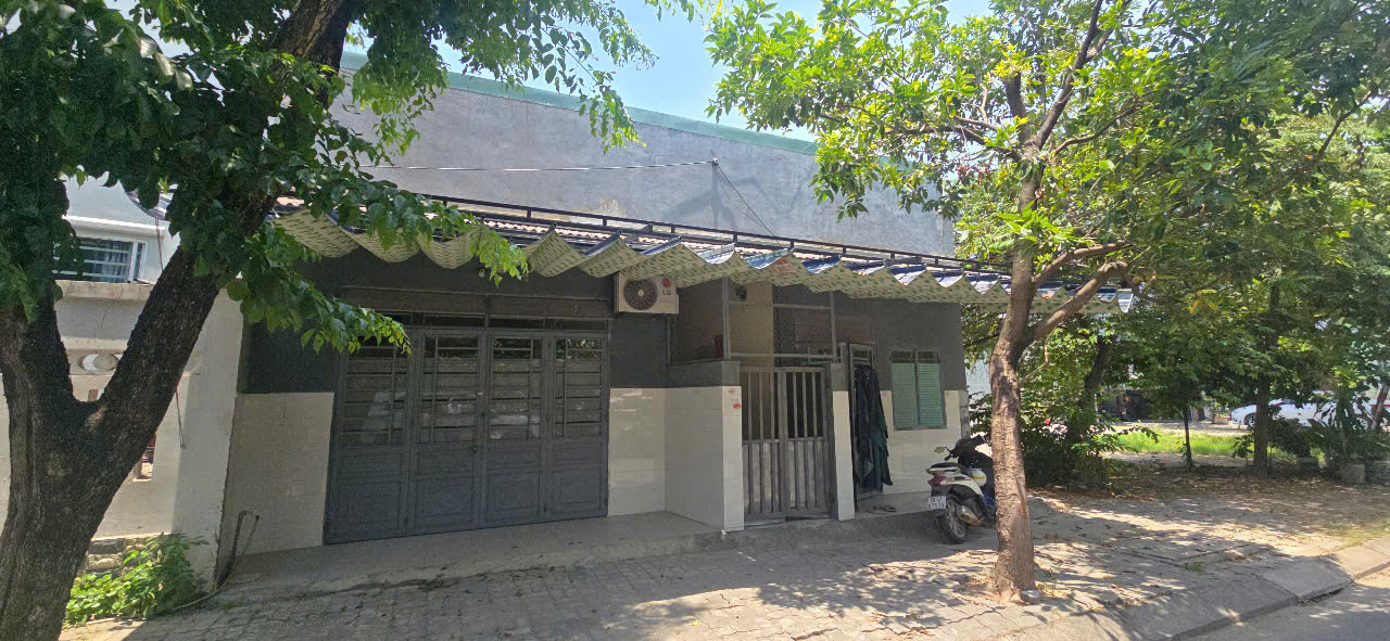 Nhà lô góc diện tích lớn vừa ở vừa có dãy nhà trọ cho thuê - Ảnh 1