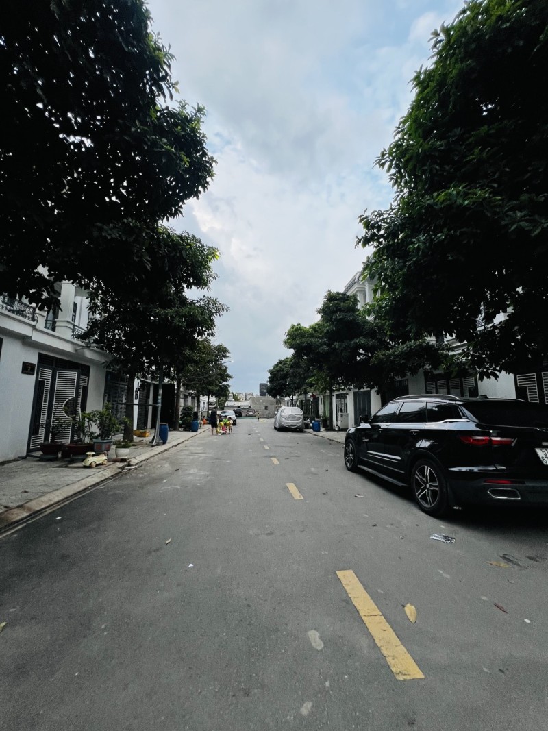 Bán nhà 1 Trệt 2 Lầu Dĩ An,đường xe hơi quay đầu,gần KDL Sinh Thái Hố Lang - Ảnh 2