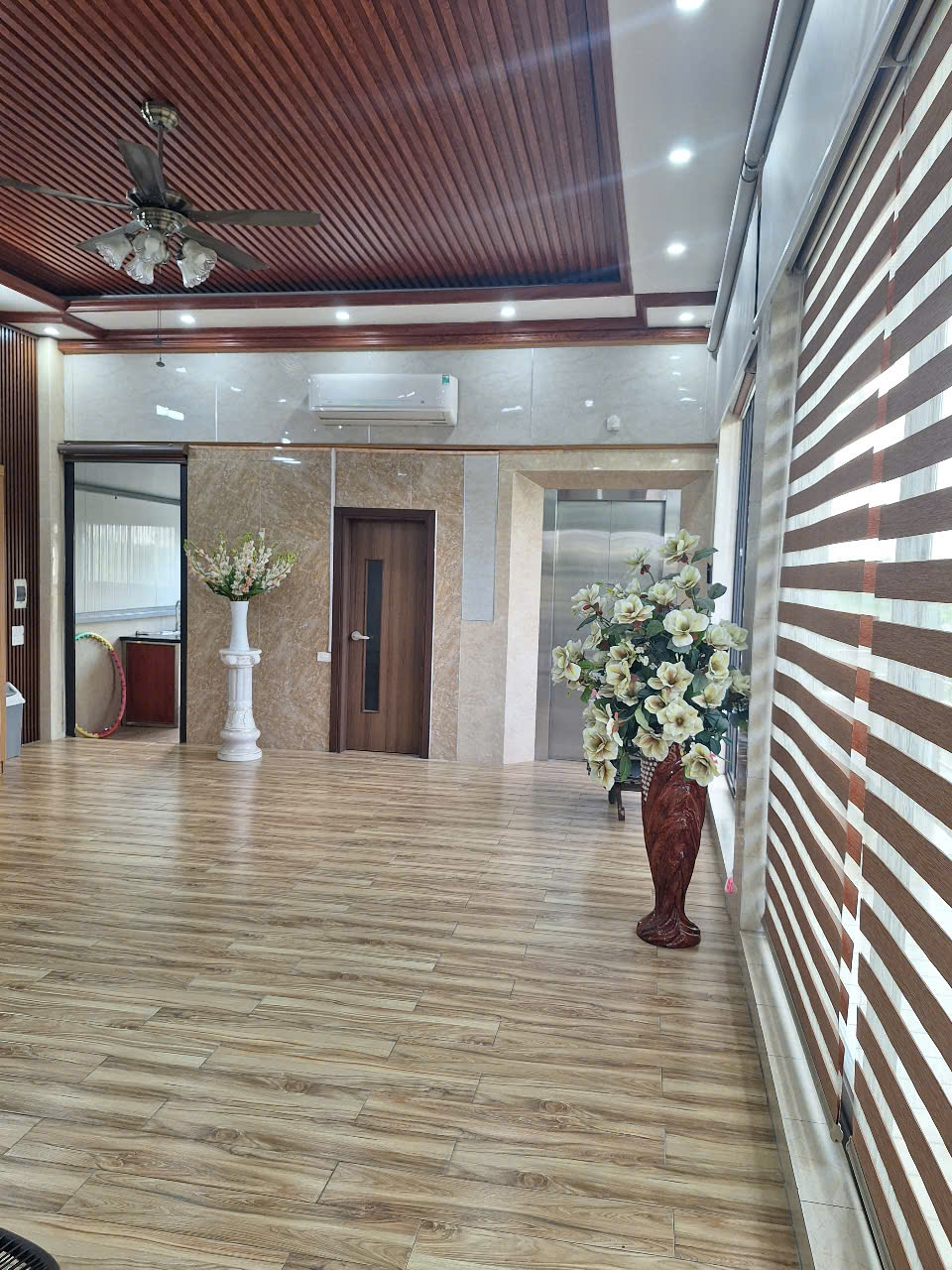 Cho thuê nhà có sân vườn + kho xưởng mặt phố Ngọc Thụy, Long Biên, HN. Dt 550m2 - Ảnh 1
