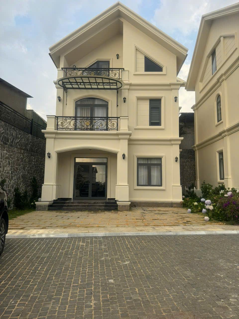 BÁN VILLA 5 PHÒNG MỚI XÂY FULL NỘI THẤT CAO CẤP SÂN VƯỜN RỘNG KHU MĂNG LIN P7 - ĐÀ LẠT - Ảnh chính