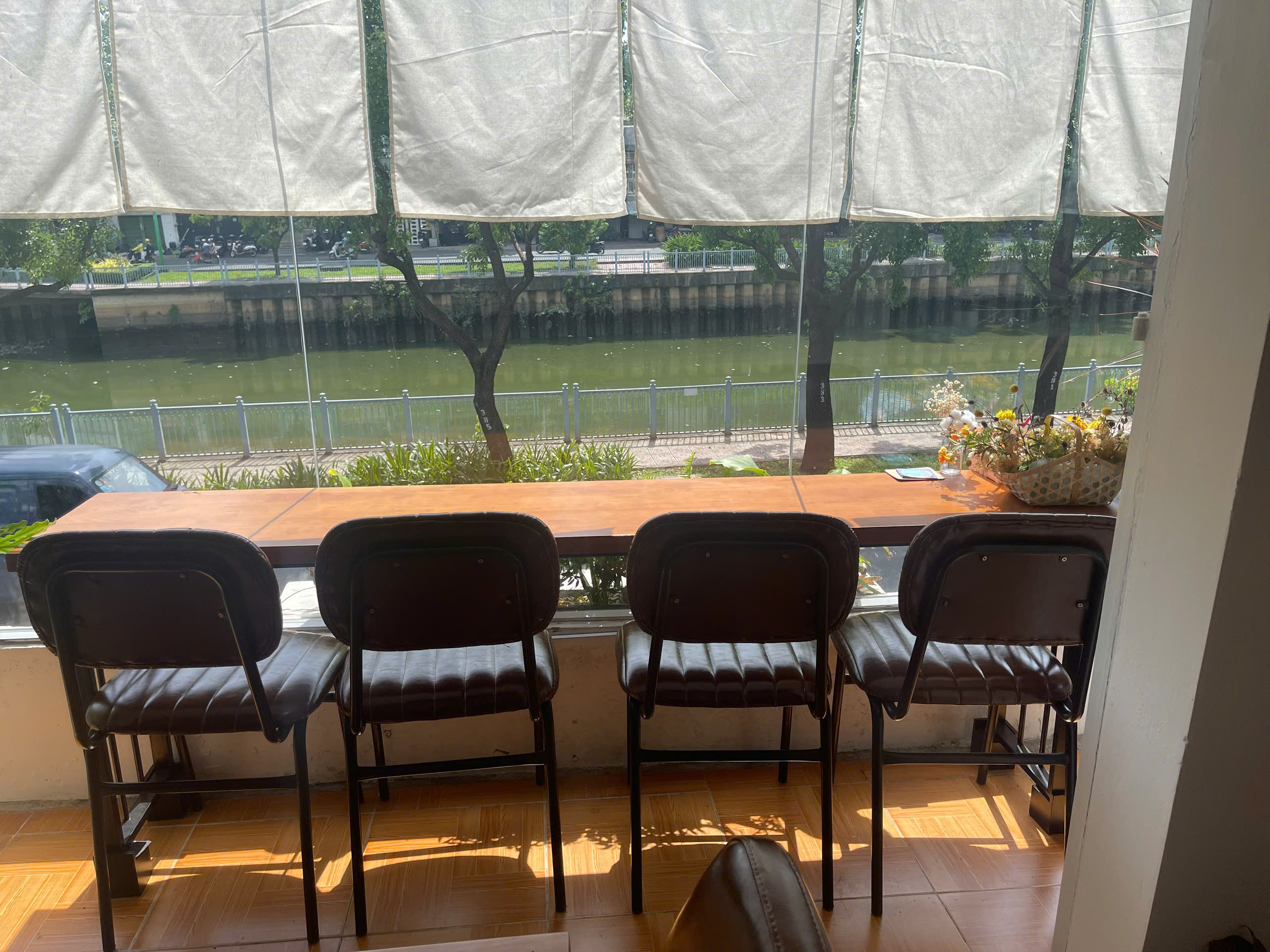 SANG QUÁN CÀ PHÊ VIEW BỜ KÈ PHƯỜNG 13, QUẬN PHÚ NHUẬN,TP HỒ CHÍ MINH – KHÔNG GIAN CHILL, DOANH THU - Ảnh 1