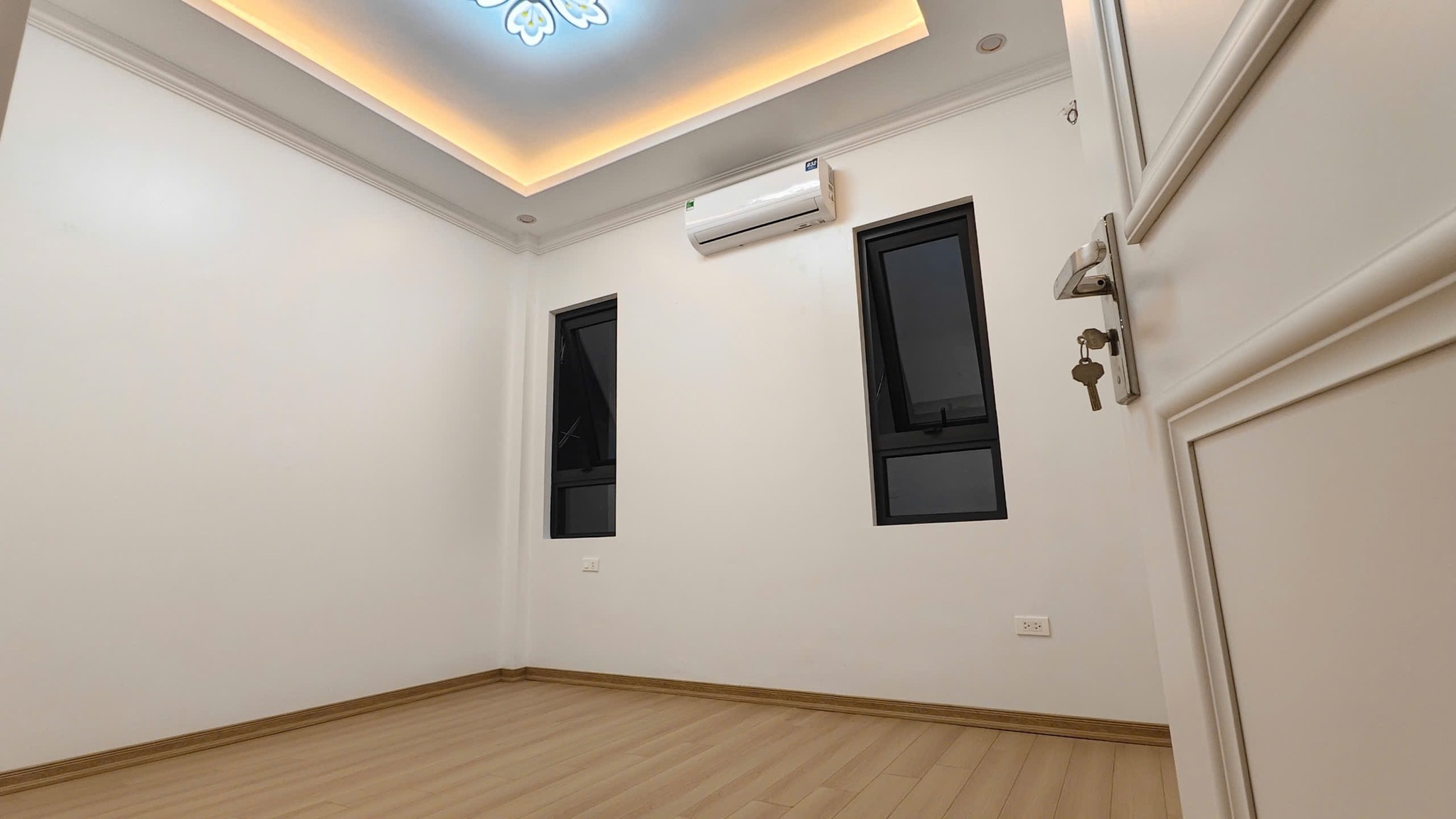 SIÊU PHẨM NHÀ ĐẸP -THANG MÁY - NHÀ MỚI - PHÂN LÔ CÁN BỘ - GARA Ô TÔ - VÀI BƯỚC RA PHỐ - Ảnh 8