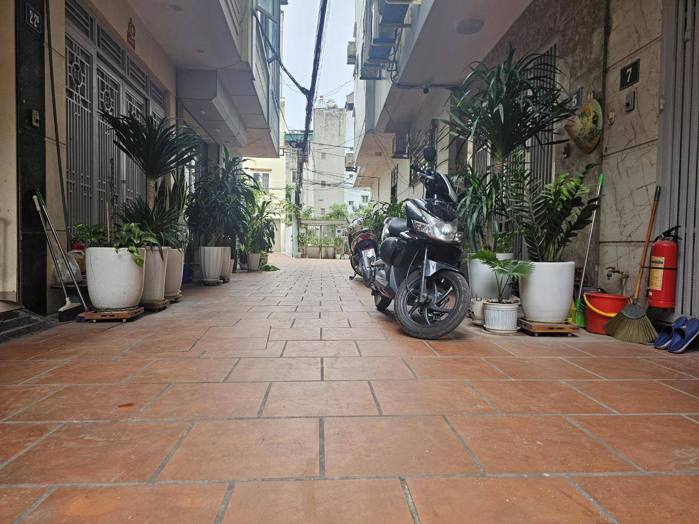 Phải thật nhanh !!! Nhà gần hồ 2 bồ đề 30m x 5T. Mặt tiền đẹp. Trước nhà 5m. Oto đỗ cửa. LH - Ảnh chính