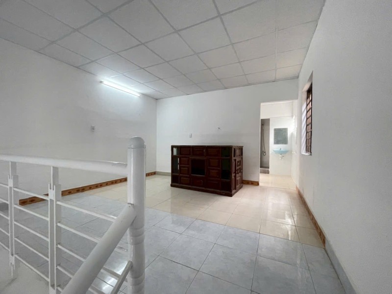 # Nhà sát Đinh Công Trứ, Ô tô đậu 30m, gần Biển, ~70m2, Gác đúc sạch, nhỉnh 3 tỷ - Ảnh 2