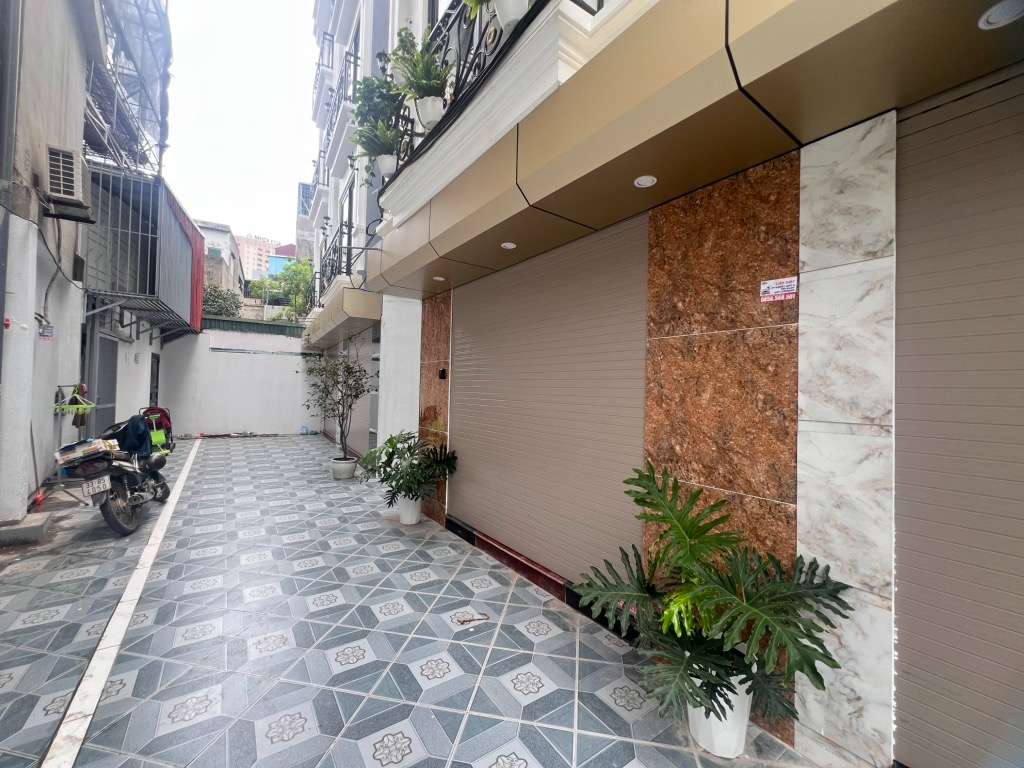 Bán nhà ở tại Thạch Bàn quận Long Biên gần cầu Vĩnh Tuy diện tích rộng 30m xây 5 tầng 6 tỷ - Ảnh chính