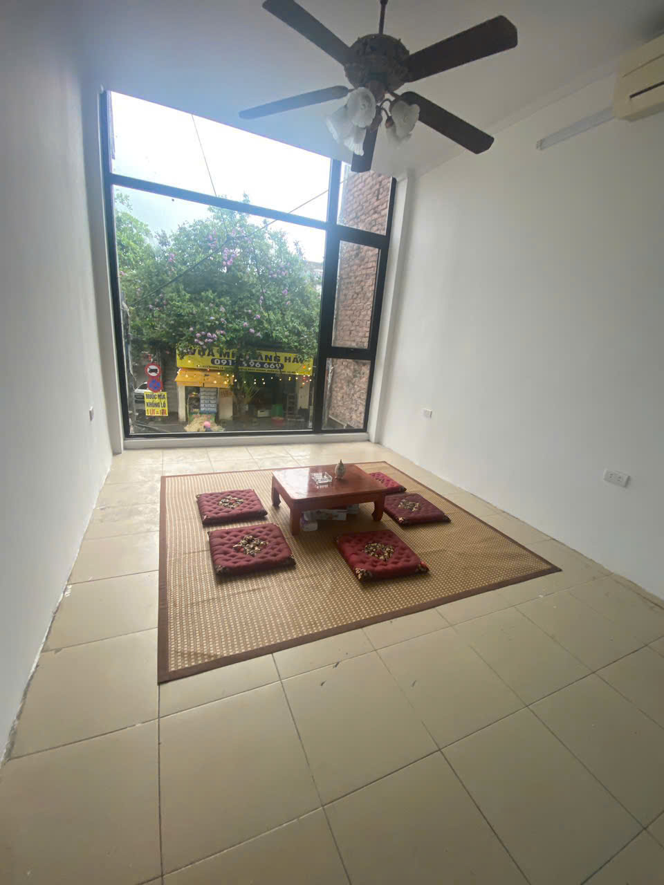 Cho thuê nhà mặt phố Đê La Thành - Đống Đa 20m x 5T(1 tầng hầm) giá 25tr, KD số 1 - Ảnh 1