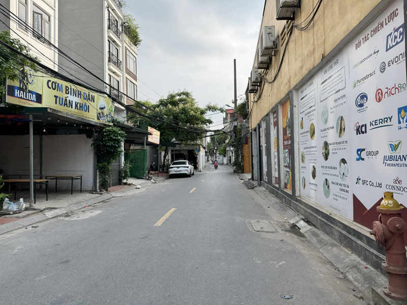 Mặt phố Mai Phúc: 34,5m2 + 20m2 lưu không, nhà cấp 4 kinh doanh sầm uất, gần chợ, chung cư lớn - Ảnh 2