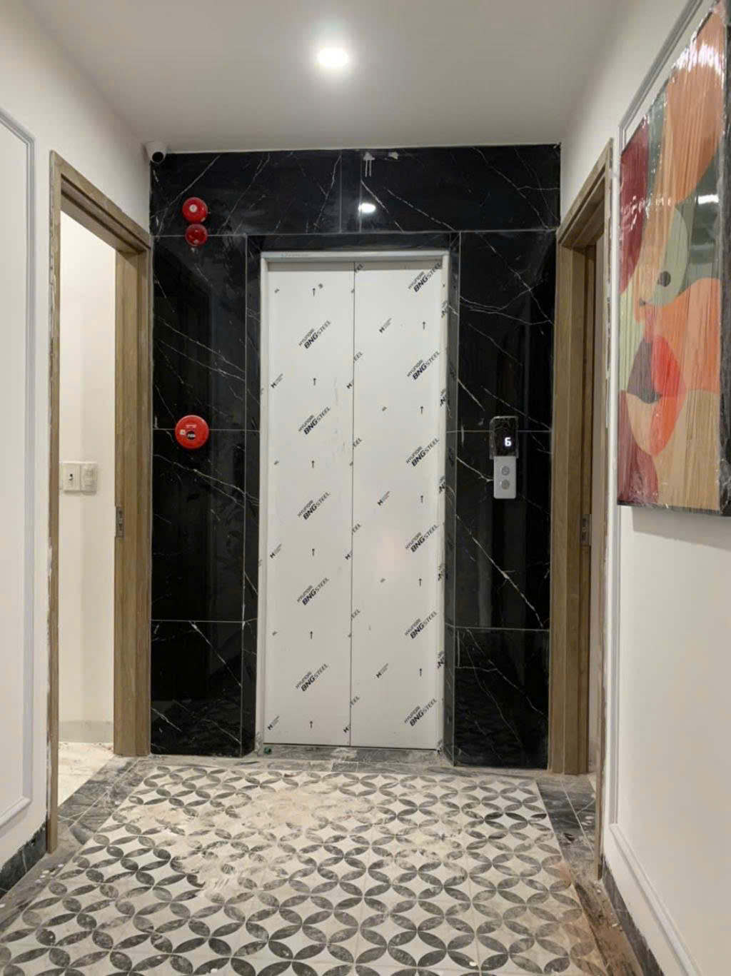Bán tòa CCMN 8 tầng thang máy - vị trí đắc địa đường Nguyễn Hữu Thọ, Q. Hoàng Mai, MT gần 7m, giá - Ảnh 1