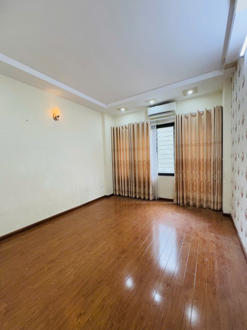 Bán nhà Trần Quốc Hoàn 45,m 6T, MT3,7m , giá 18.5 tỷ Cầu Giấy - Ảnh 1