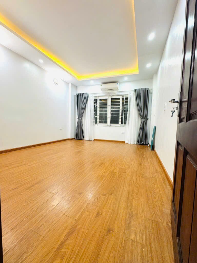 Nguyễn Đình Hoàn 36m2 x mặt tiền 4M - Thoáng 2 mặt - Ba gác đỗ cửa - Full nội thất. - Ảnh 2