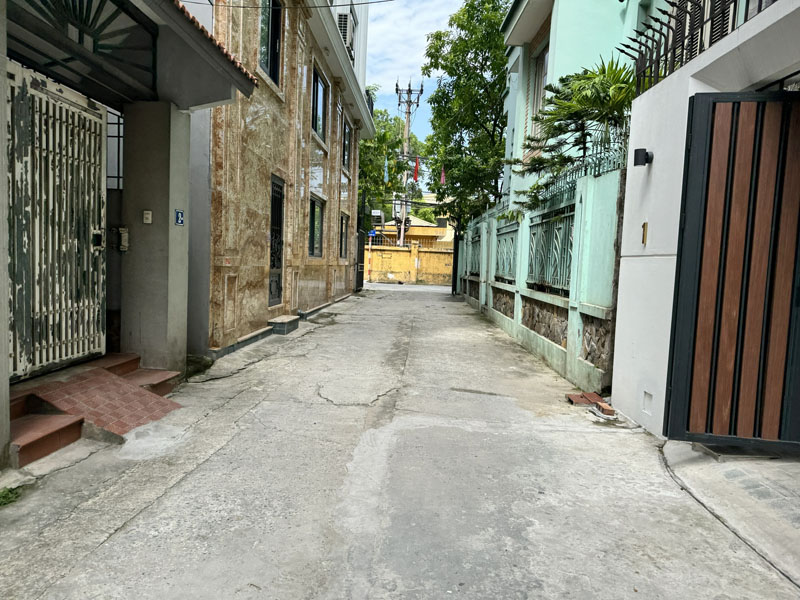 Cần bán 60,7m2 nhà 3 tầng ngõ 390 Nguyễn Văn Cừ. Cách 30m ra ô tô đỗ, đang cho thuê 12tr/tháng - Ảnh chính