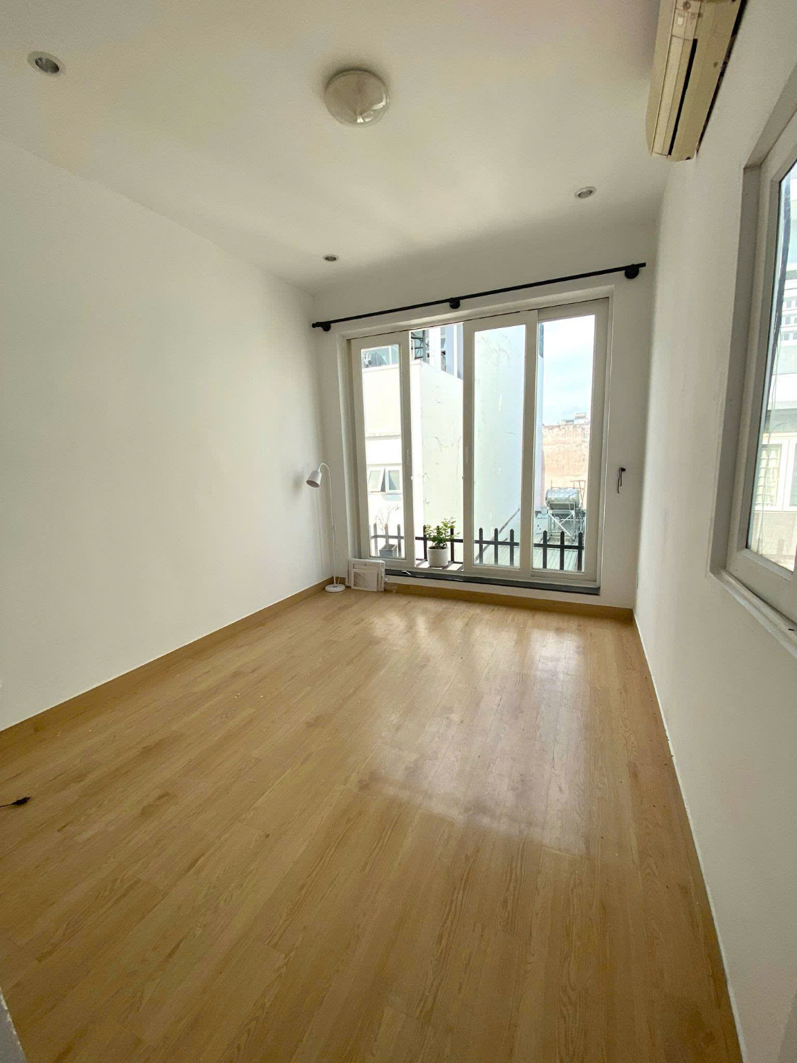 PHÒNG TRỌ GIÁ SINH VIÊN CHO THUÊ - FULL NỘI THẤT - QUẬN 3 - 20m2 - Ảnh 1