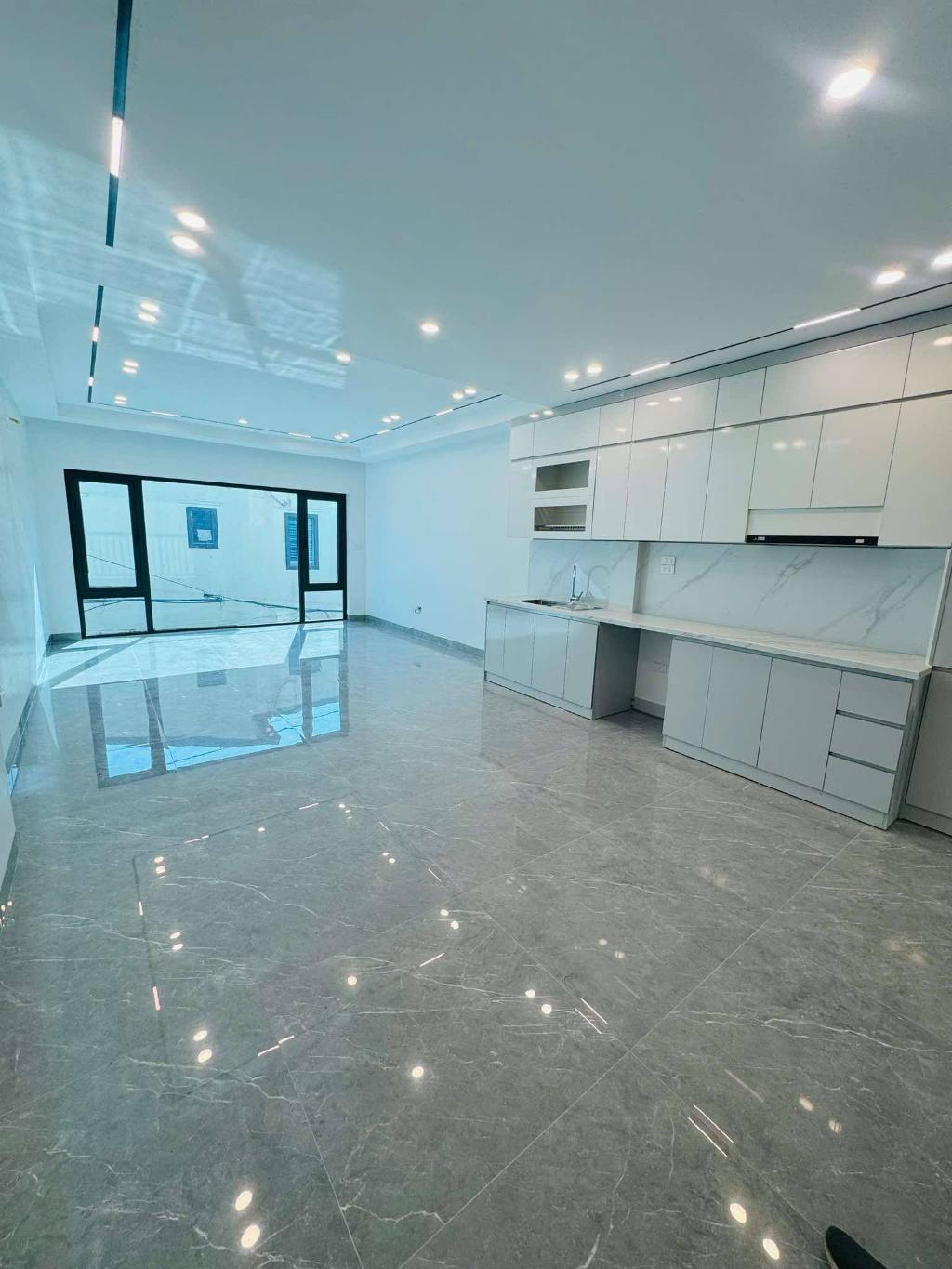 GẤP GẤP - NHÀ MỚI TINH - THANG MÁY - GARA OTO - MẶT ĐƯỜNG 4.5m - KHU VIP NGỌC THUỴ - FULL NỘI THẤT - Ảnh 2