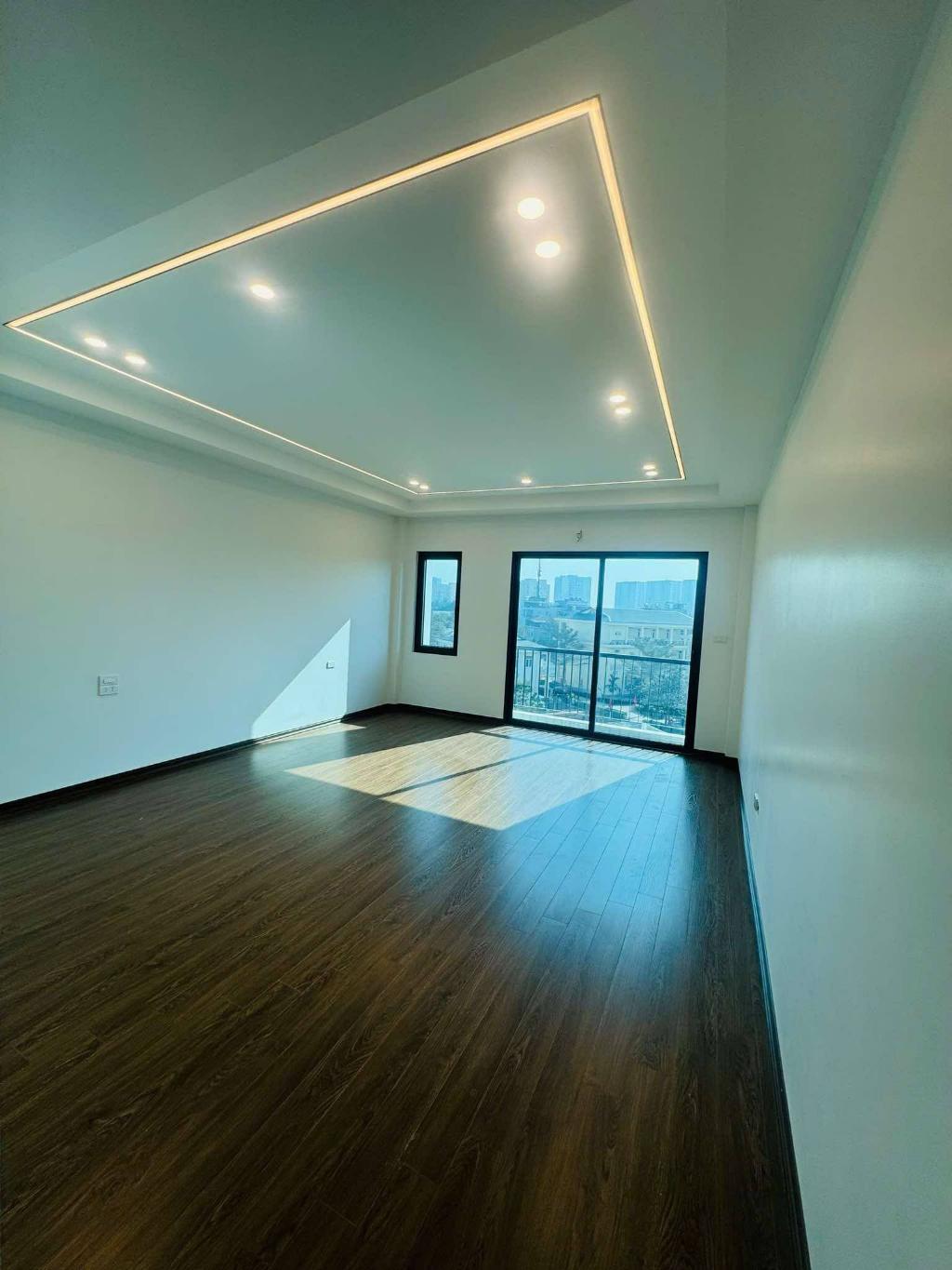 GẤP GẤP - NHÀ MỚI TINH - THANG MÁY - GARA OTO - MẶT ĐƯỜNG 4.5m - KHU VIP NGỌC THUỴ - FULL NỘI THẤT - Ảnh 3
