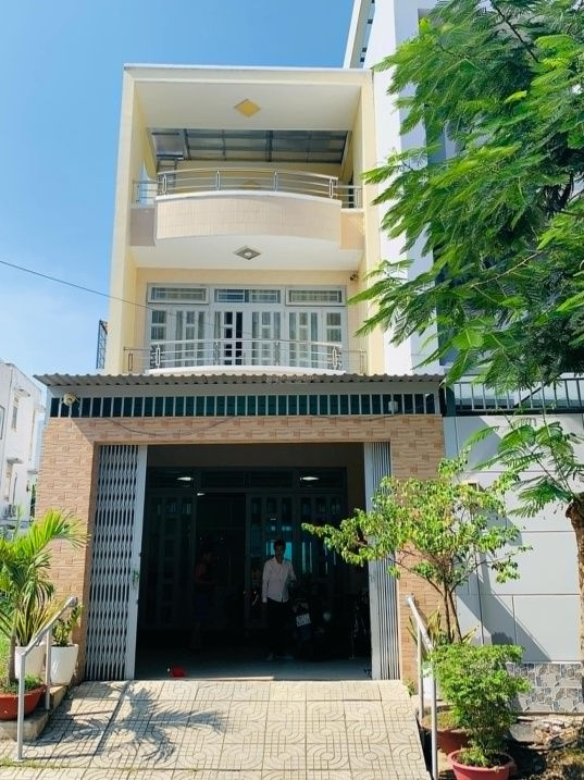 BÁN NHÀ 3 TẦNG 108.6 M2 5*21M _ MẶT TIỀN ĐƯỜNG KDC _ ĐƯỜNG RỘNG 10M, NHỈNH 7 TỶ _ CẠNH CÔNG VIÊN. - Ảnh 1