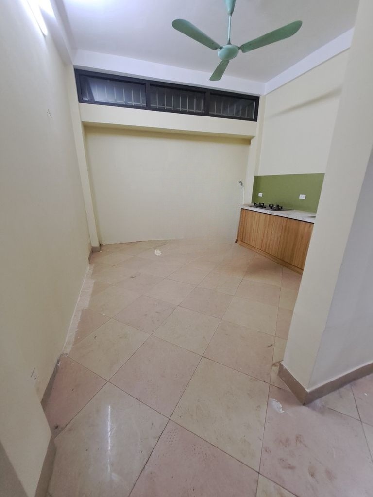Cho thuê nhà riêng Ô TÔ ĐỖ CỬA ngõ 165 Dương Quảng Hàm, Cầu Giấy 50m x 5T giá 15tr - Ảnh 1
