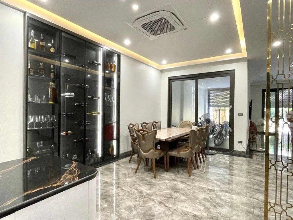 Bán biệt thự Linh Đàm, đường Nguyễn Hữu Thọ. Diện tích 200m2. Giá 70 tỷ. Sát quán nhậu tự do - Ảnh 1