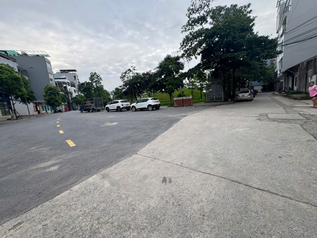 Bán đất Ngọc Thuỵ tặng nhà 4 tầng- View công Viên Vỉa hè đá bóng- mặt tiền lớn-80m nhỉnh 23 tỷ( - Ảnh 1