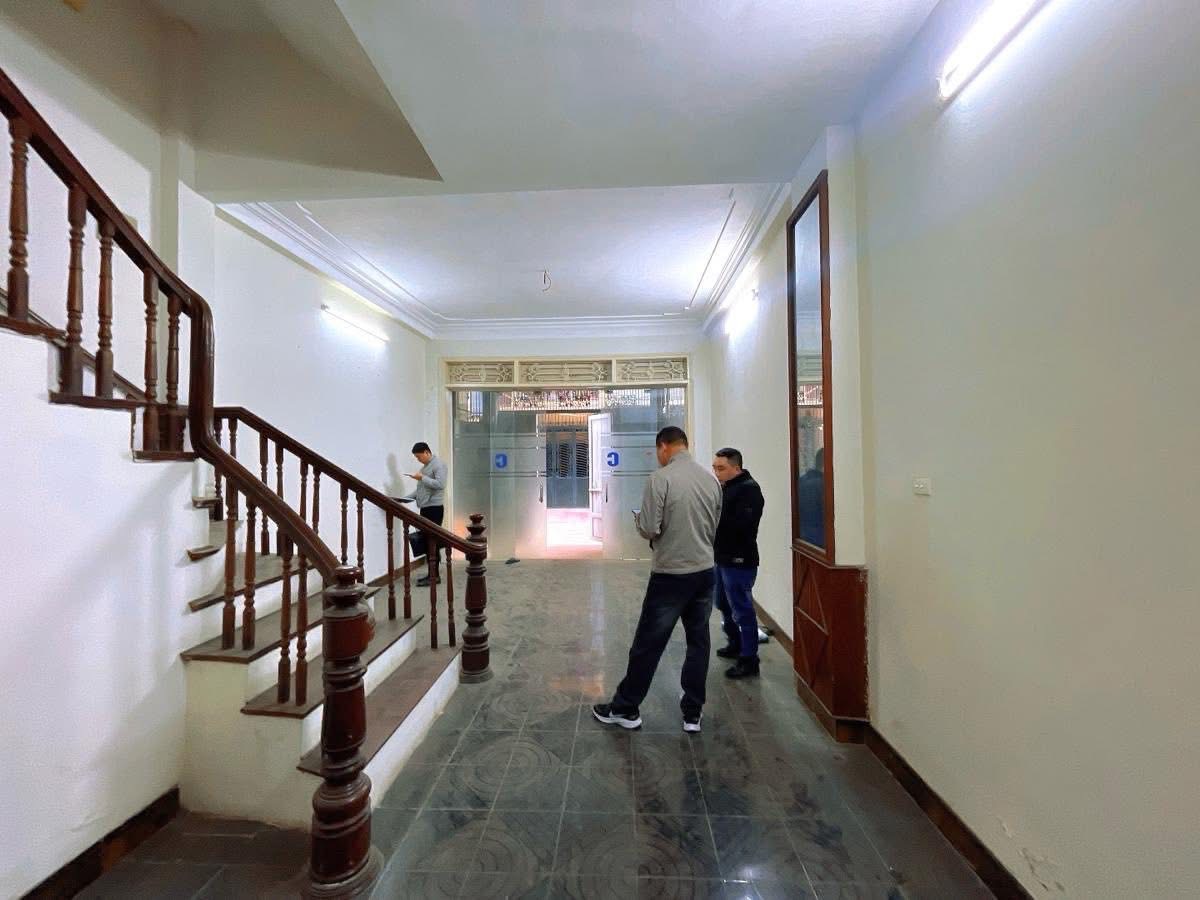 PHÂN LÔ PHÙNG CHÍ KIÊN NGÕ THÔNG ÔTÔ VÀO NHÀ KINH DOANH SIÊU ĐỈNH GIÁ 17 TỶ - Ảnh 2