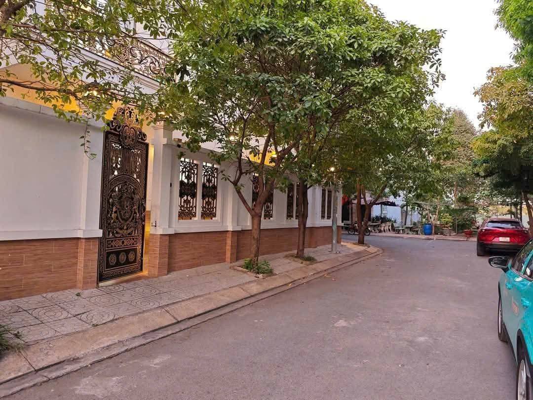 Bán nhà 2 mặt tiền 3 tầng 8x20m giá 15,5 tỷ Đường Nguyễn Thị Búp, Hiệp Thành City. - Ảnh 1