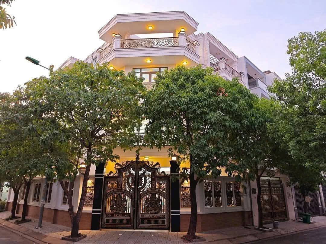 Bán nhà 2 mặt tiền 3 tầng 8x20m giá 15,5 tỷ Đường Nguyễn Thị Búp, Hiệp Thành City. - Ảnh chính