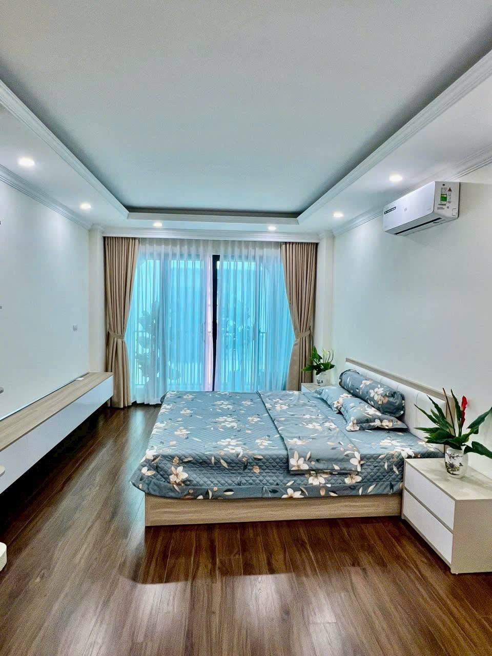 BÁN NHÀ PHỐ NGUYỄN VĂN HUYÊN - 50M² x 7T THANG MÁY - GARA Ô TÔ - KINH DOANH - GIÁ 19.5 TỶ - Ảnh chính