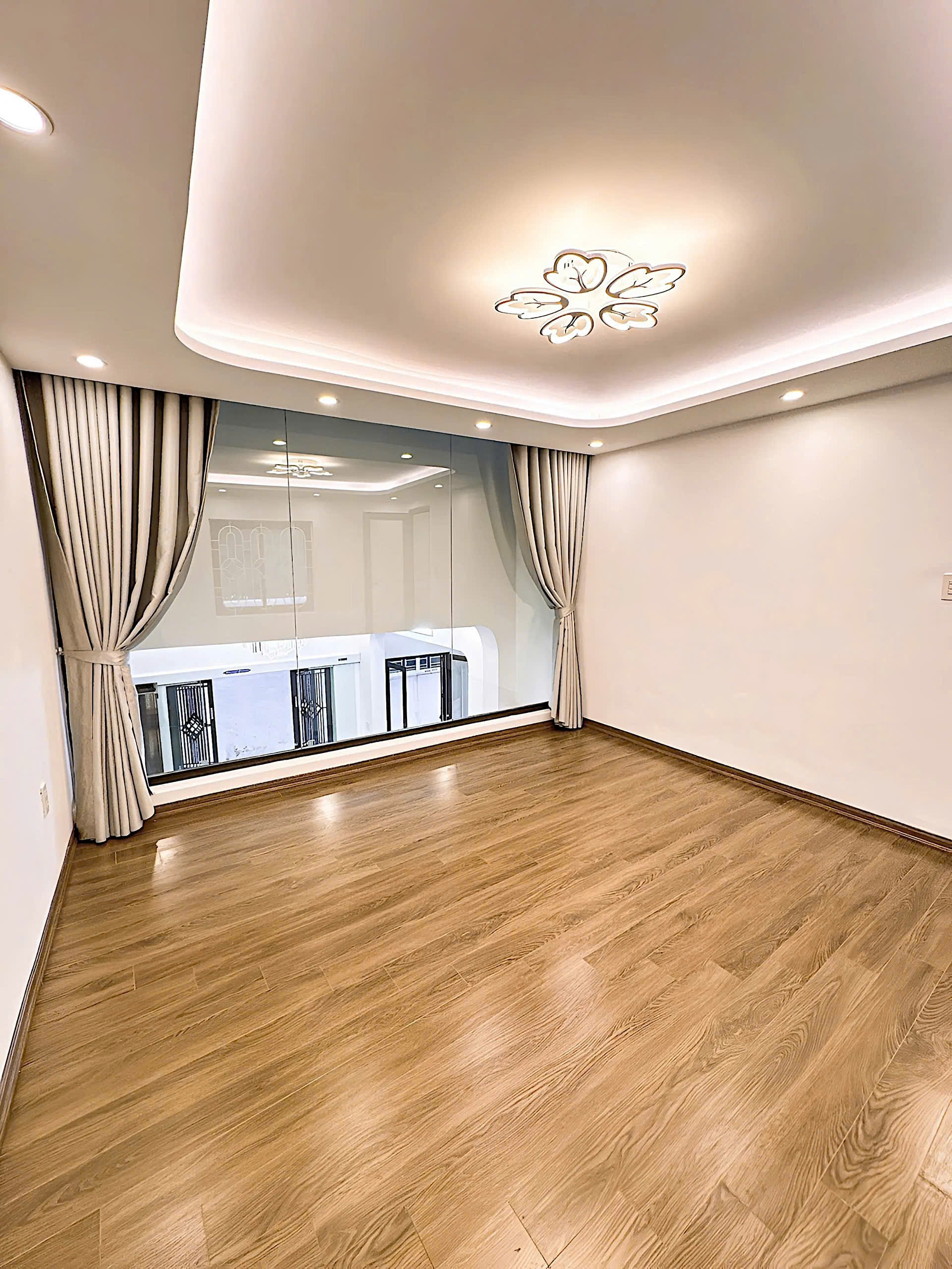 Hoa hậu 𝐩𝐡𝐨̂́ 𝐋𝐚̣𝐜𝐡 𝐓𝐫𝐚𝐲 mặt tiền hơn 5m - Kết cấu 3,5 tầng - Ôto đỗ ngày đêm cách nhà - Ảnh 3